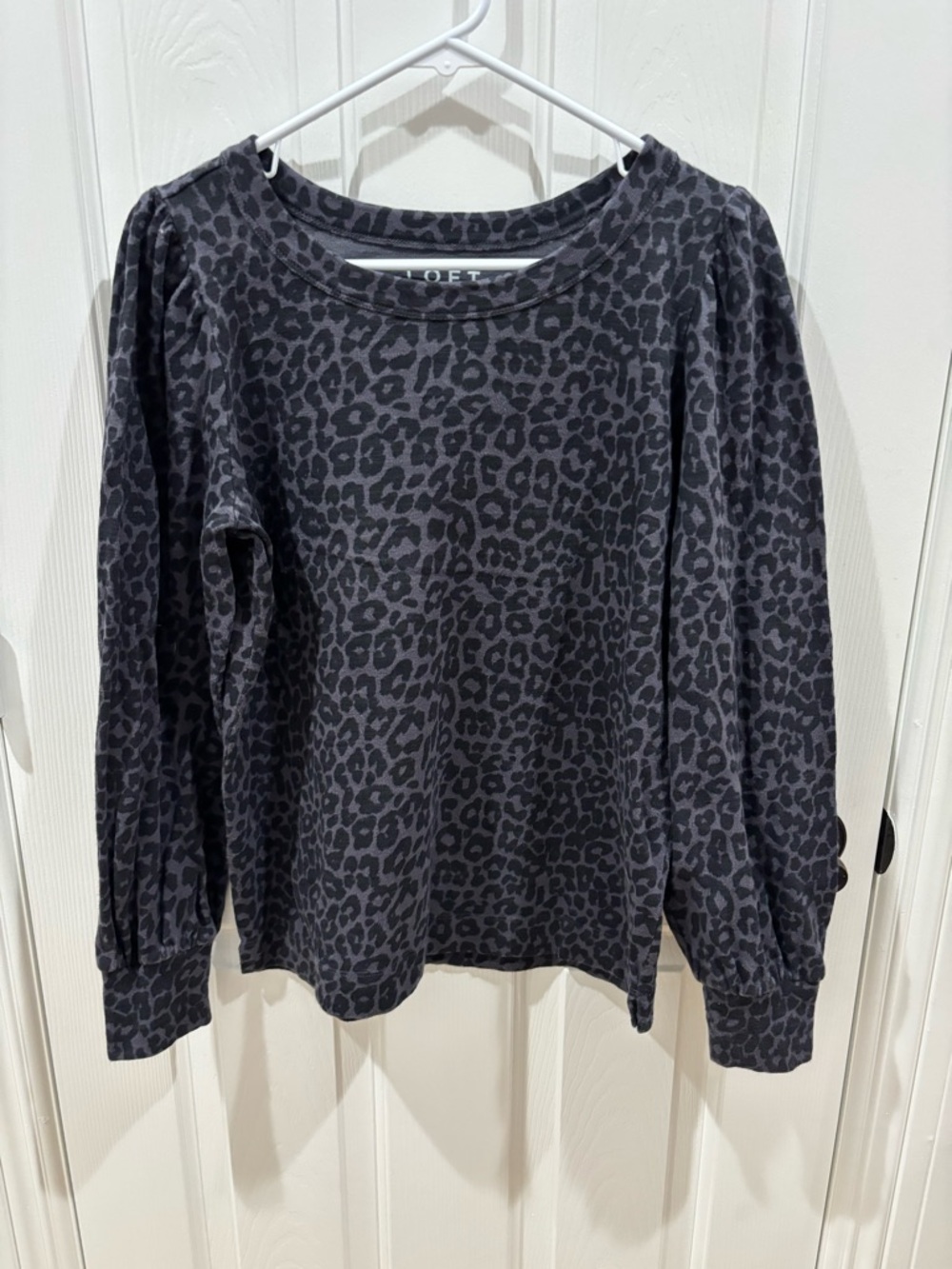 LOFT Gray and Black Leopard-Print Puff-Sleeve Long Sleeve Tee